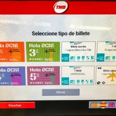 Máquina expendedora de billetes de transporte en Barcelona. Opciones: "Hola BCN!" (2, 3, 4, 5 días), billete sencillo, T-10, T-50/30 y billete aeropuerto.