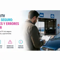Hombre revisa papeleo frente a un coche azul en una estación ITV. Aprende cómo se puede pasar la ITV sin seguro, opciones legales y errores a evitar.