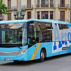 Autobús Aerobús A2 en Plaza Catalunya, Barcelona, listo para llevarte al aeropuerto.