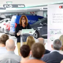 Mujer habla en un evento de BSM Marina Port sobre un nuevo modelo de aparcamiento.