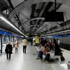 Gente esperando en la estación de metro Sagrera. ¿A qué hora cierra la metro a Barcelona?
