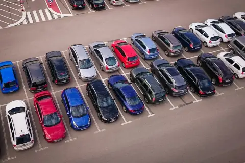 Amplio estacionamiento con varios coches aparcados. ¡Encuentra tu parking gratuit Barcelona ideal!