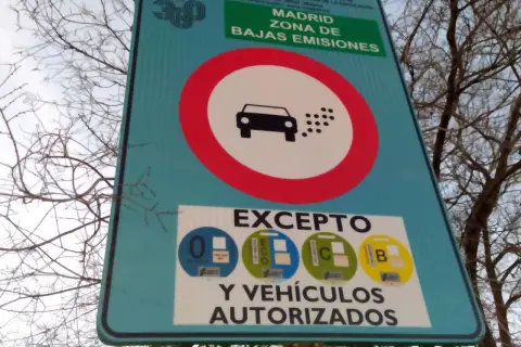 Señal de Madrid Zona de Bajas Emisiones, excepto vehículos con distintivos ECO, C, B y autorizados. ¡Cuidado con tu euro 7!