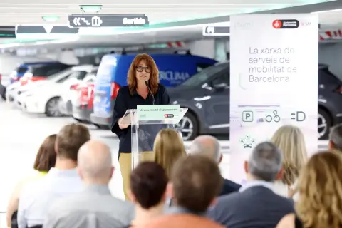 Mujer habla en un evento de BSM Marina Port sobre un nuevo modelo de aparcamiento.