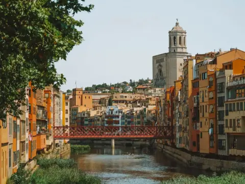 Cómo llegar a Girona desde Barcelona - tren, coche o autobús