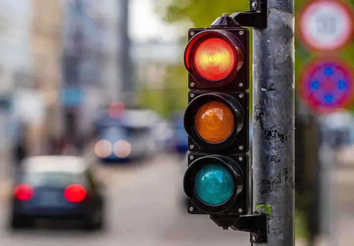 Semáforo en rojo, ¡cuidado con la multa! El tráfico se detiene en la ciudad.