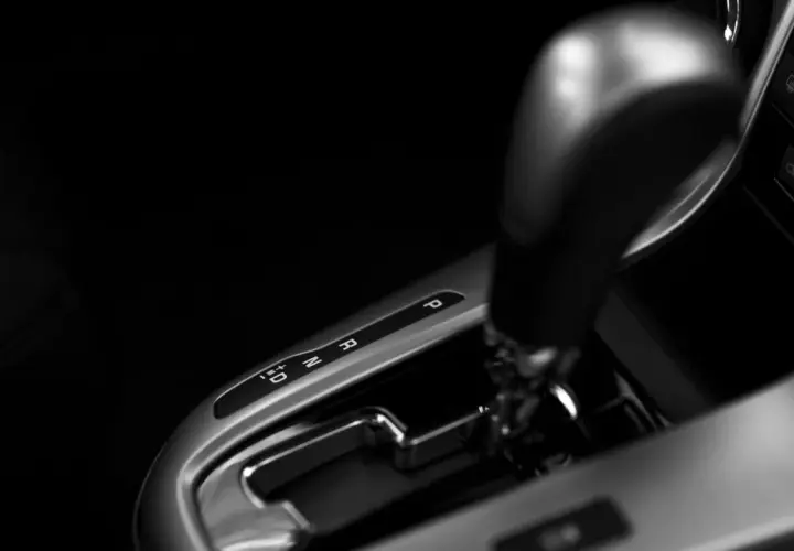 Palanca de cambios de un coche con transmisión automática, mostrando las posiciones P, R, N, D y modo manual. El cambio cvt ofrece una conducción suave.