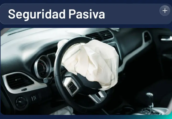 Airbag desplegado en el volante, un ejemplo de seguridad pasiva y activa en vehículos.