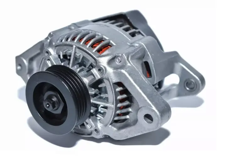 Alternador de coche, pieza clave para generar electricidad y mantener la batería cargada.