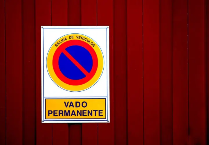 Señal de "Salida de Vehículos" y "Vado Permanente", que es un vado señalizado.