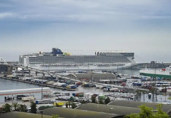Un enorme crucero "EPIC" en el puerto de Barcelona, con barcos de carga y contenedores.