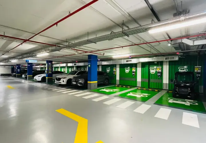 Estacionamiento con puntos de carga para vehículos eléctricos. El parking teknon está listo para la movilidad sostenible.