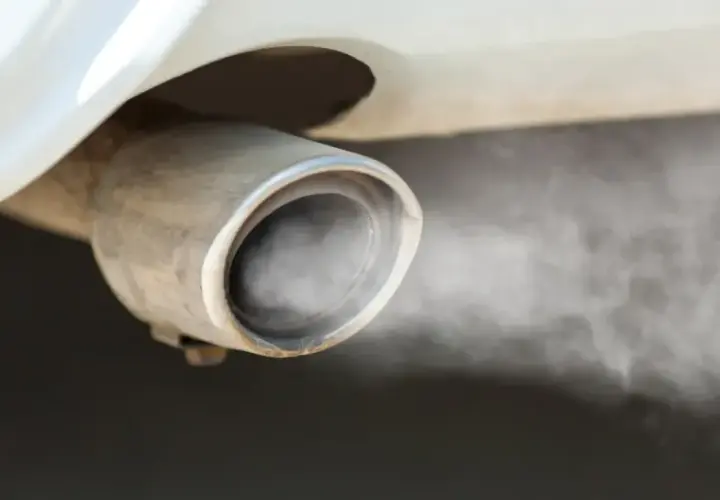 El tubo de escape de mi coche echa humo blanco y huele a quemado. Parece que algo no va bien.