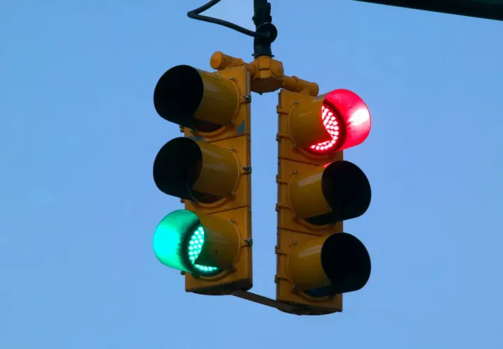 Semáforo de tranvía con luz roja encendida y verde apagada. El significado es claro: ¡alto!