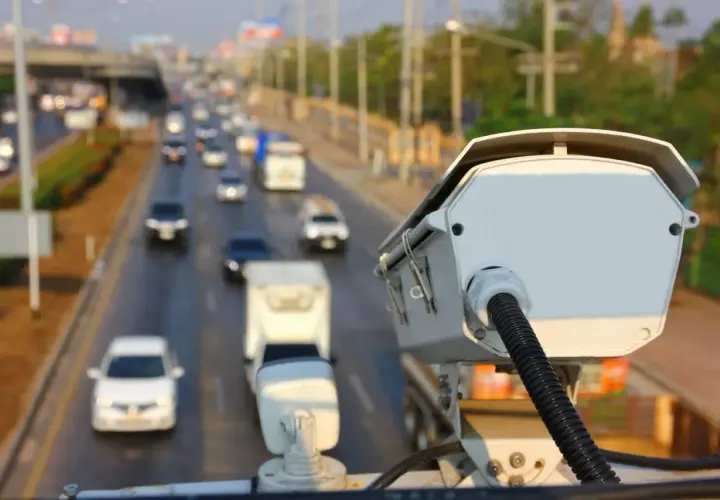Cámara de vigilancia en carretera. Evita la multa por adelantar en línea continua.