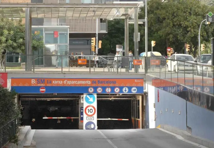 Entrada a un aparcamiento subterráneo de B:SM en Gràcia, Barcelona. Señalización de la red de aparcamientos.