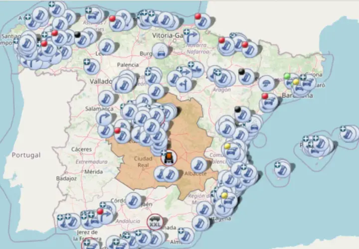 Mapa de España con múltiples iconos de camaras DGT indicando puntos de interés en la red de carreteras.