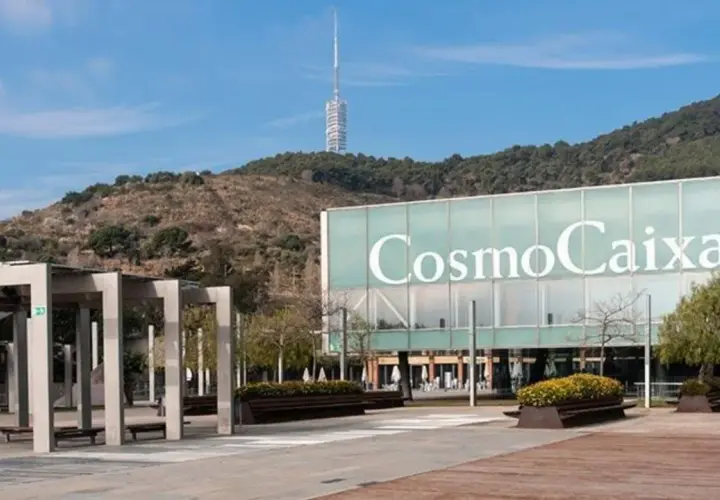 Edificio CosmoCaixa Barcelona con torre de telecomunicaciones al fondo y zona ajardinada.