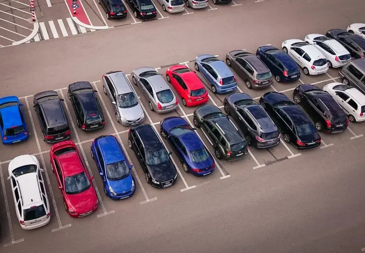 Amplio estacionamiento con varios coches aparcados. ¡Encuentra tu parking gratuit Barcelona ideal!