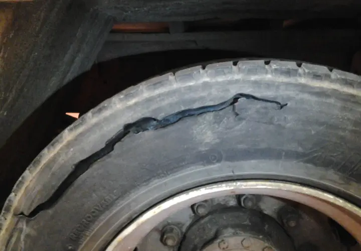 Neumático de coche con una gran grieta, no pasaría la ITV.