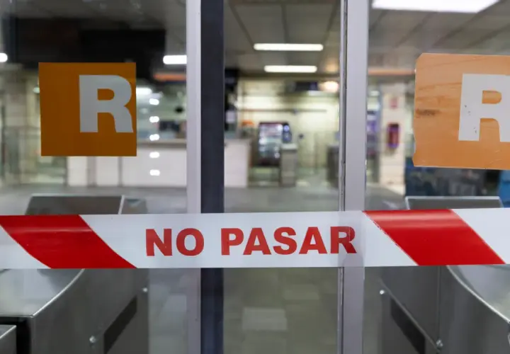 Cinta de "No Pasar" en la entrada de la estación de tren de Blanes.