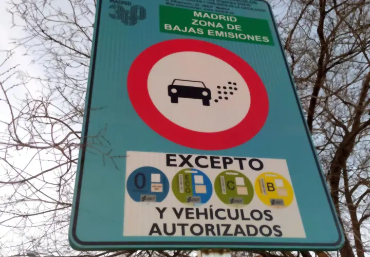 Señal de Madrid Zona de Bajas Emisiones, excepto vehículos con distintivos ECO, C, B y autorizados. ¡Cuidado con tu euro 7!