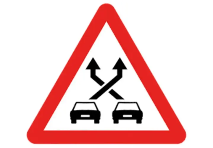 Señal P35: dos carriles se unen o se cruzan. Precaución al adelantar o cambiar de carril.