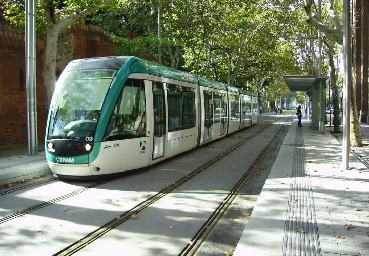 Un tranvía moderno en Barcelona, una excelente opción para saber como moverse por Barcelona.