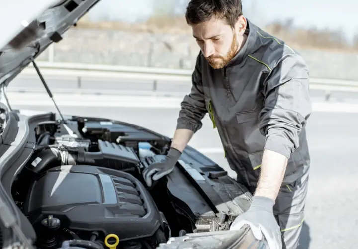 Mecánico revisa el motor de un coche que sufre tirones.