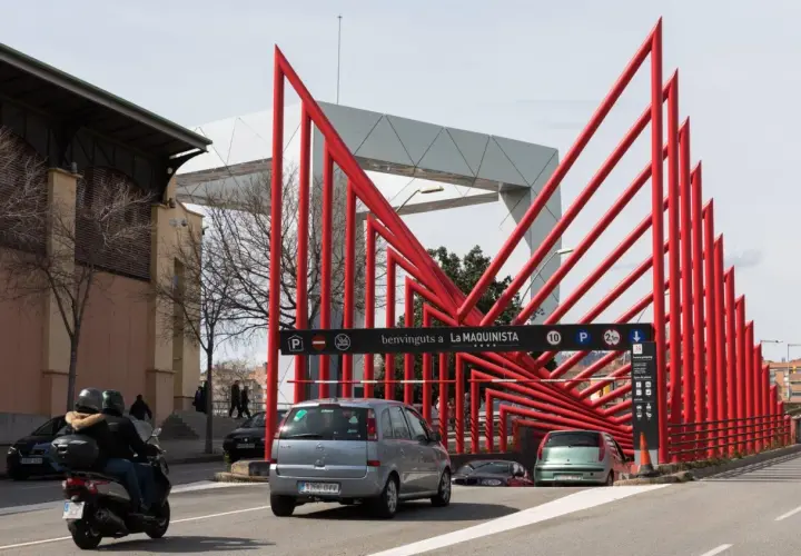Entrada a La Maquinista, con su llamativa estructura roja. ¡Bienvenido al parking gratuito!