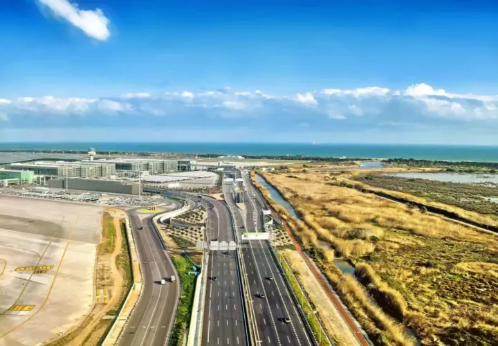 Vista aérea del aeropuerto de Barcelona, con el aena parking Barcelona T2, autopista y mar al fondo.