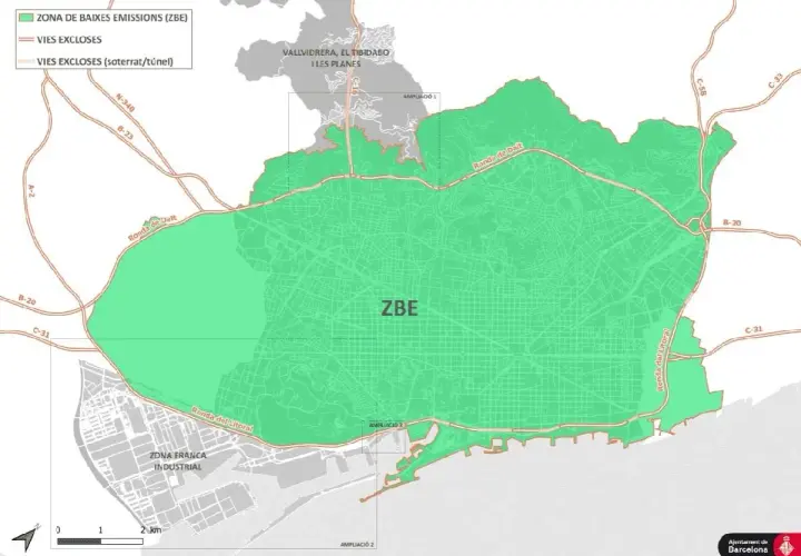 Mapa de Barcelona que muestra la zona de bajas emisiones (ZBE) en verde. Incluye carreteras y áreas industriales.