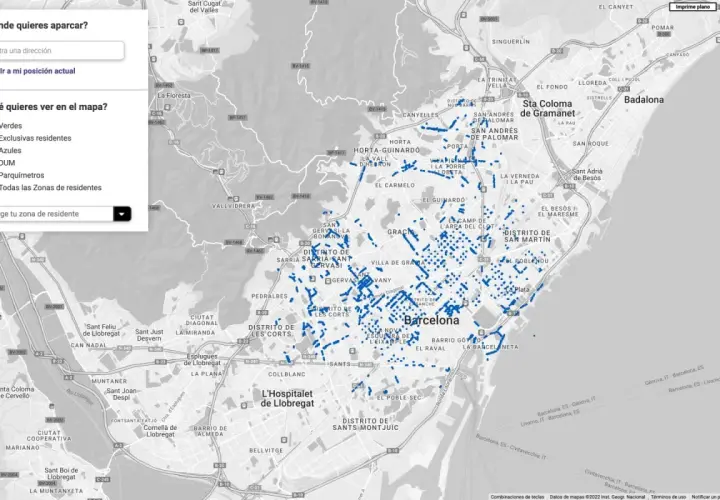 Mapa de Barcelona con puntos azules indicando zonas de aparcar en Montjuïc y alrededores.