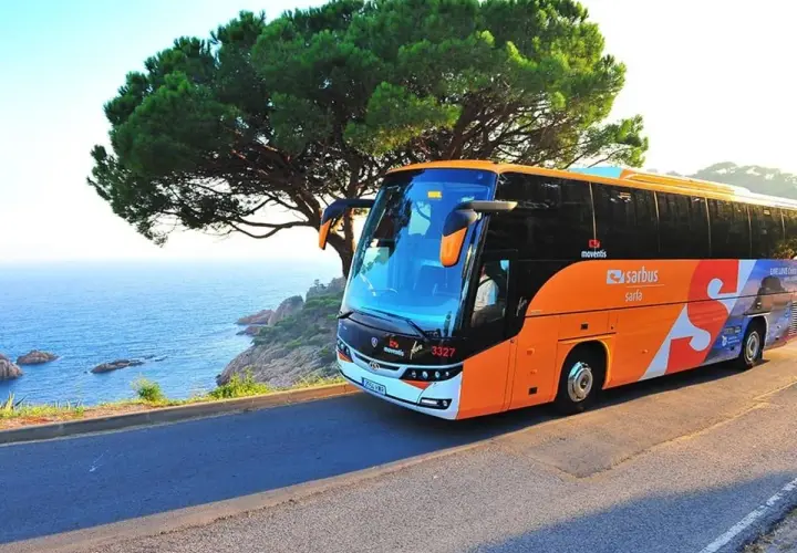 Autobús Sarbus en la costa, disfrutando de las vistas del mar Mediterráneo. Un viaje escénico por la Costa Brava.