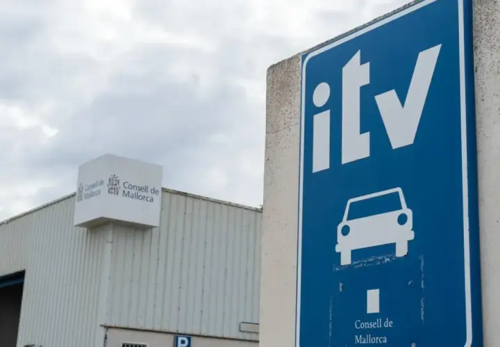 Cartel azul de la ITV con un coche y el logo del Consell de Mallorca. El día que tengo que pasar la itv, me da un poco de respeto.