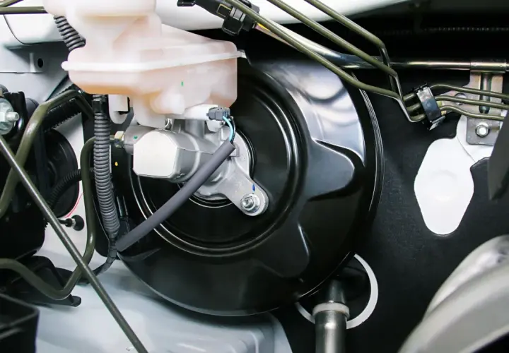 El servofreno, componente esencial del sistema de frenos, amplifica la fuerza del pedal para detener el vehículo.