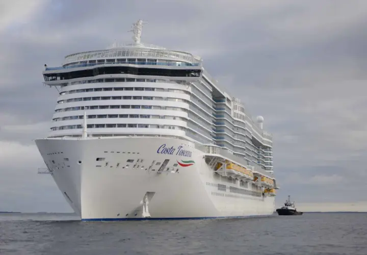 El Costa Toscana, un imponente crucero, navega cerca de la costa de Barcelona.