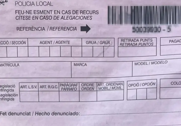 Boletín de denuncia de la Policía Local, con campos para matrícula, marca, modelo y detalles de la infracción, indicando una posible multa por aparcar mal.