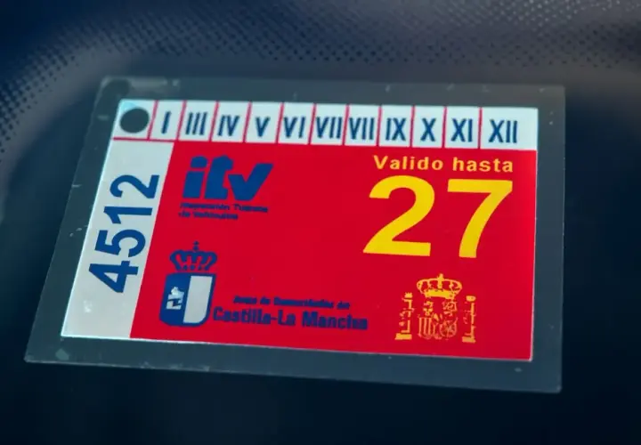 Pegatina de ITV caducada, con el número 4512 y la fecha de validez hasta el 27.