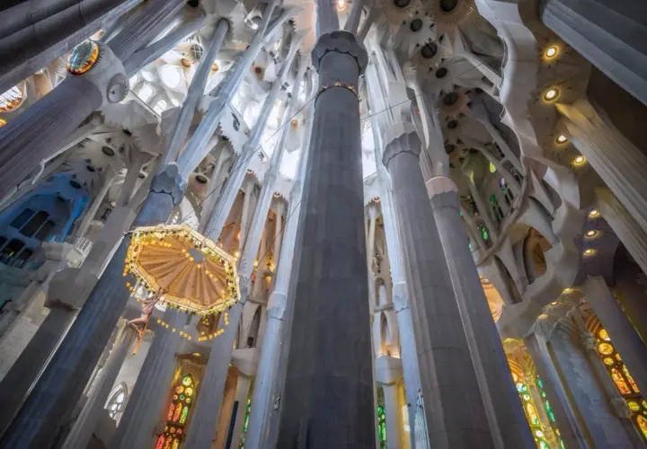 Interior de la Sagrada Familia, con columnas que se elevan hacia el techo abovedado. Descubre cómo llegar a la Sagrada Familia en metro.