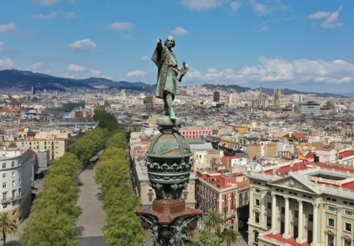 Monumento a Colón en Barcelona, con vistas a la ciudad y al paseo marítimo. Un lugar ideal para aparcar y explorar.