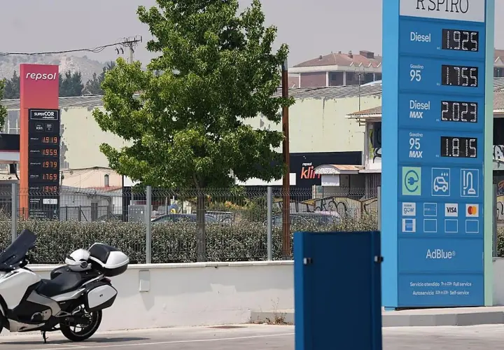 Gasolinera con precios de combustible. El cartel muestra el precio del diésel a 1.925, ideal para echar gasolina a un diésel.