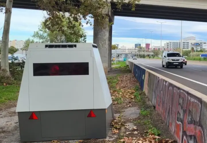 Un radar móvil, uno de los tipos de radares de tráfico, se encuentra en la cuneta de una autopista.