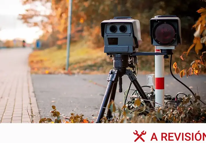 Un radar móvil, con su trípode y cámara, vigila la carretera en otoño. Así es como funciona un radar móvil.
