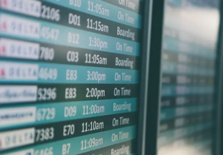 Vuelos en pantalla de aeropuerto. ¿Cuántos aeropuertos hay en Barcelona?