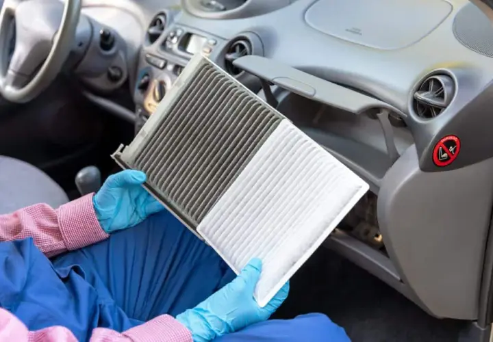 Filtro de aire del coche sucio, una causa común de por qué huele mal el aire acondicionado.