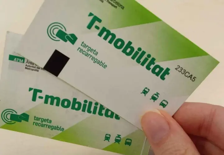 Dos tarjetas T-mobilitat, esenciales para moverse por la zone metro Barcelona.