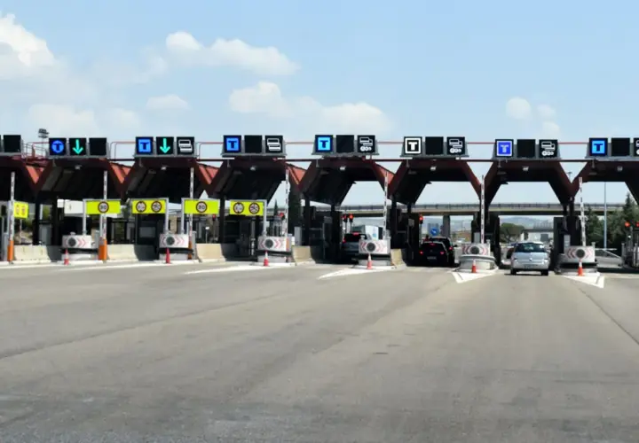 Carriles de peaje en España con señales luminosas indicando el paso.