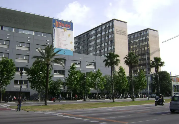 Edificios de la **parking zona universitaria Barcelona**. Fachada de la Facultad de Física y edificios de Ingeniería Industrial.