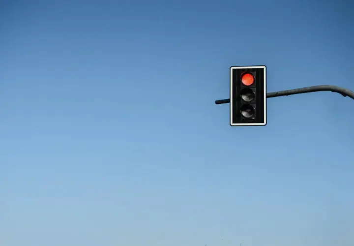 Semáforo con luz roja encendida. ¿Qué significan unas luces rojas intermitentes? Detenerse y esperar.